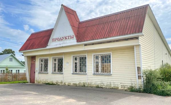 Здание магазина в деревне Назарьево