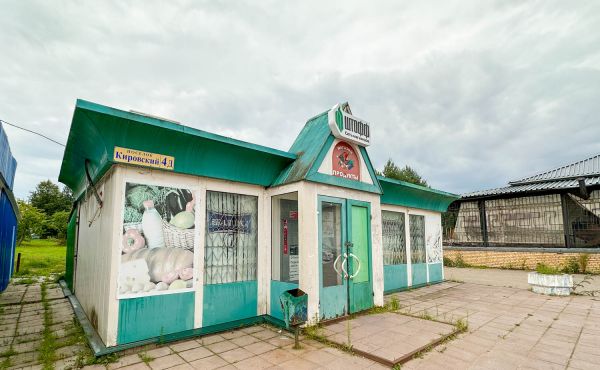 Здание магазина в посёлке Кировский